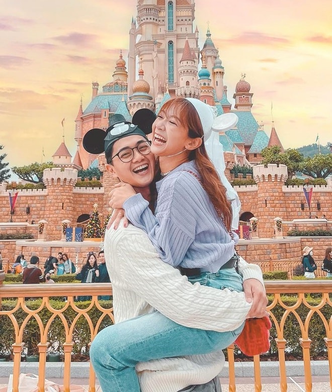 Cô vốn là thiên kim tiểu thư và kết hôn với Trịnh Tuấn Hoằng, người bị tố phản bội hôn thê.