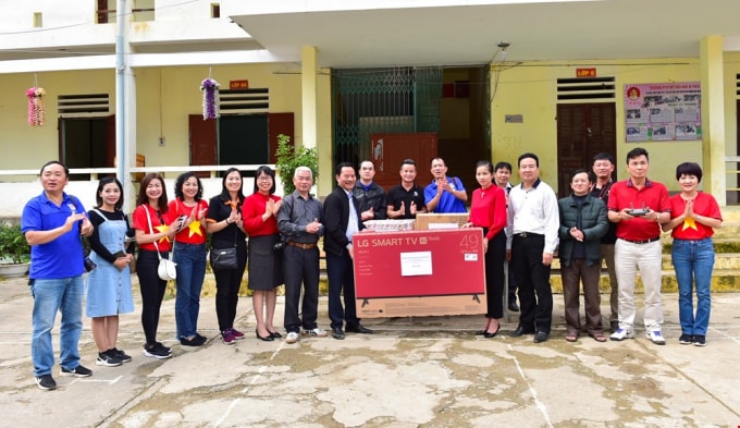 Hội Nhà báo Hải Phòng tặng quà cho Trường tiểu học xã Pải Lủng, huyện Mèo vạc, tỉnh Hà Giang năm 2019. Ảnh NVCC
