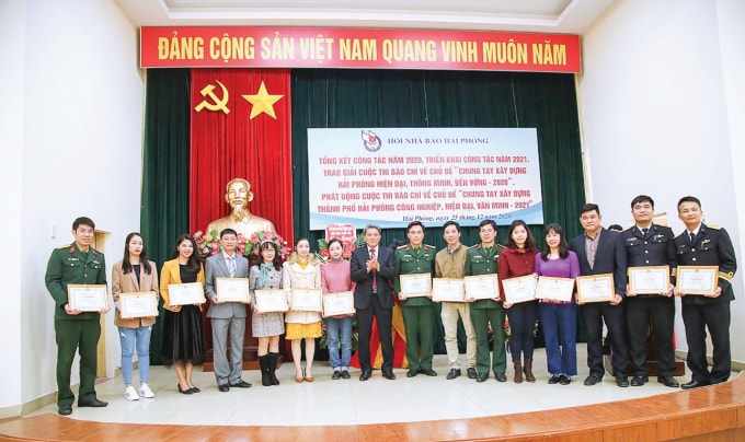 Lãnh đạo Hội Nhà báo Hải Phòng tặng Giấy khen cho các hội viên có thành tích xuất sắc trong hoạt động báo chí năm 2020. Ảnh: NVCC