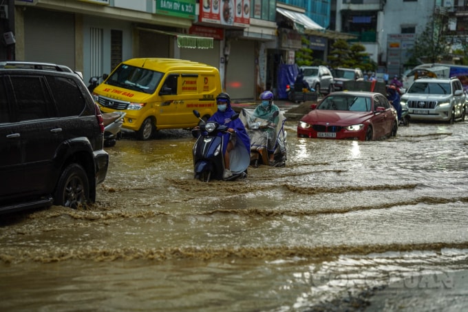 Không ít người đi xe máy đã bị ngã, một số người phải xuống dắt bộ để đảm bảo an toàn khi di chuyển qua khu vực này.