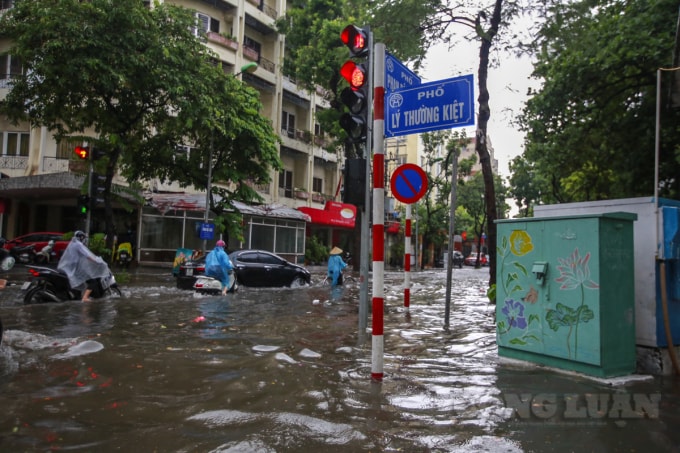 Hầu hết người dân ở nhà phòng dịch, những người đủ điều kiện ra đường có một buổi chiều vất vả trong mưa.