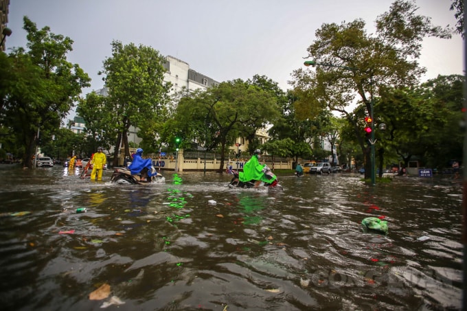 Vào khoảng 16h (29/7), cơn mưa lớn kéo dài khoảng 30 phút đã gây ngập sâu ở nhiều tuyến phố của Hà Nội.