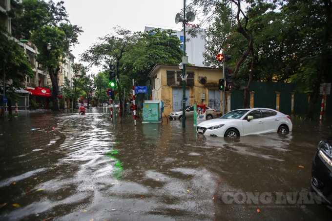 Ngã tư Lý Thường Kiệt - Phan Bội Châu (quận Hoàn Kiếm) ngập sâu.