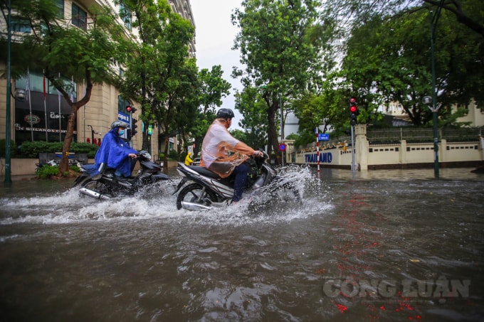 Ghi nhận tại tuyến phố Lý Thường Kiệt quận Hoàn Kiếm, lúc 16h30’ nước ngập nửa bánh xe máy.