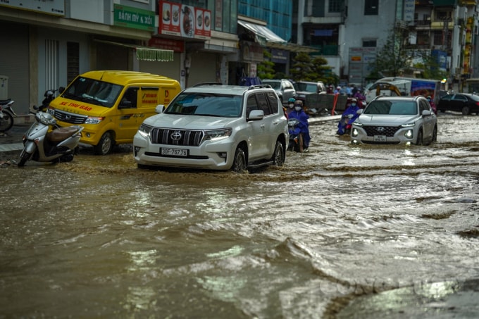 Ghi nhận tại con phố Vũ Trọng Phụng (Thanh Xuân, Hà Nội) đang thi công, sau cơn mưa lớn vào chiều nay (29/7) nước ngập sâu.