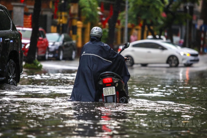 Nhiều xe máy bị chết máy do nước ngập quá sâu.