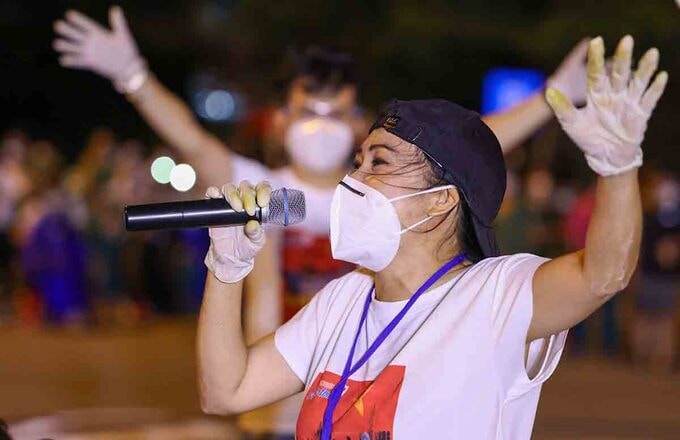 Nghệ sĩ Phương Thanh hát cổ vũ tinh thần chống dịch. Ảnh: Hải An