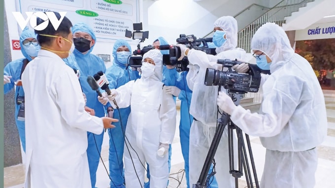 Phóng viên tác nghiệp trong dịch Covid-19. Ảnh: VOV