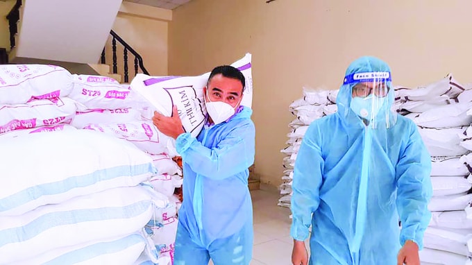 Quyền Linh chuyển gạo và lương thực tới từng người dân tại các con hẻm bị phong tỏa.