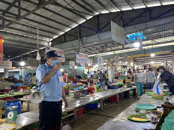 Bắt đầu từ 12 giờ ngày 30/7, Đà Nẵng áp dụng giãn cách số tiểu thương buôn bán tại các chợ. Ảnh: nld.vn