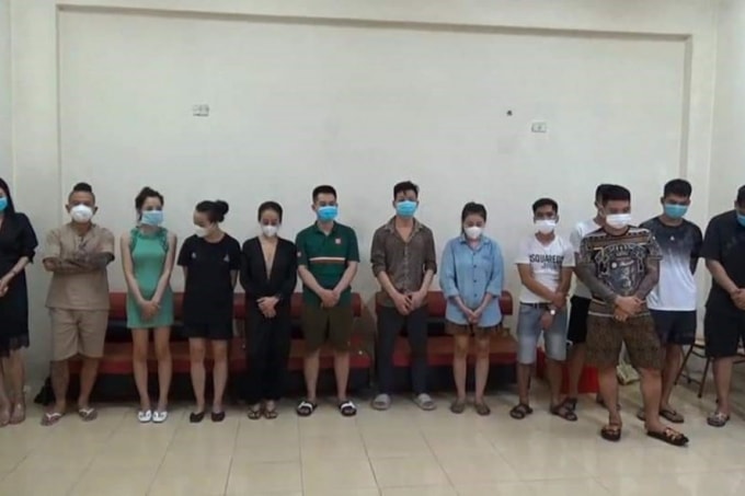 Nhóm nam, nữ thanh niên bị bắt khi đang bay lắc ma túy, trong đó có Dương Minh Tuyền. Ảnh: LĐ