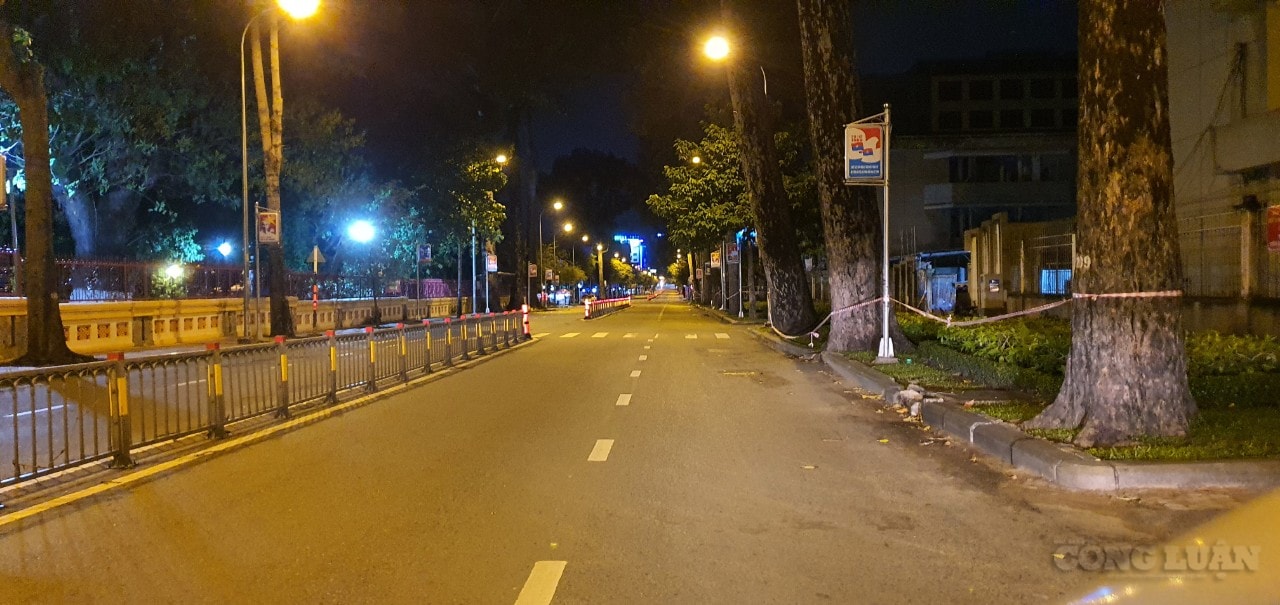 Trong thời gian giãn cách theo Chỉ thị 16 tăng cường, từ 18 giờ tối, nhiều cung đường ở TP. HCM không còn một bóng người. Ảnh: Thái Sơn