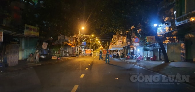 TP. HCM về đêm chỉ còn chốt gác chống dịch Covid-19. Ảnh: Thái Sơn