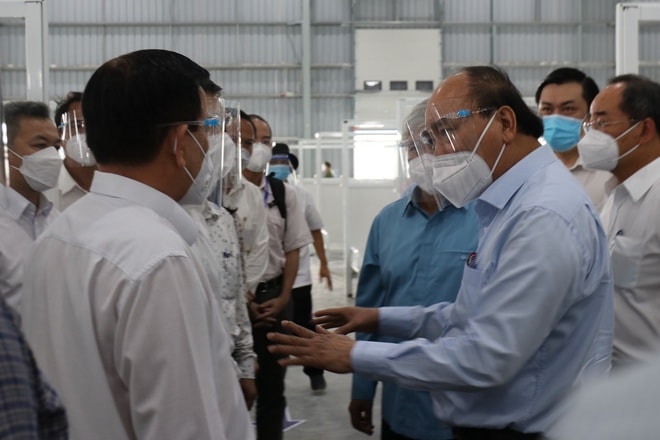 Chủ tịch nước Nguyễn Xuân Phúc kiểm tra công tác phòng, chống dịch tại một cơ sở ở Bình Dương.