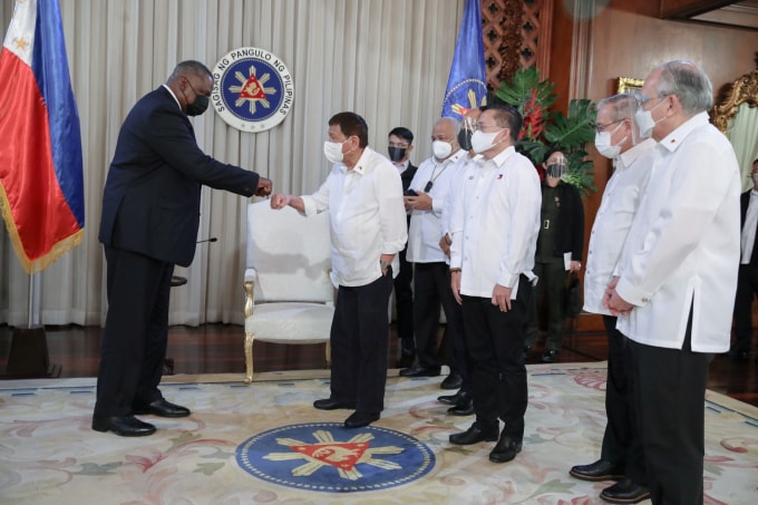 Bộ trưởng Quốc phòng Mỹ Lloyd Austin và Tổng thống Philippines Rodrigo Duterte. Ảnh: Reuters