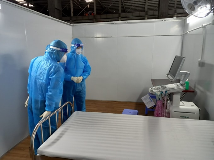 GS.TS Nguyễn Quang Tuấn khảo sát khu cách ly, điều trị bệnh nhân COVID-19 ở Bệnh viện Dã chiến số 16 (ảnh TL).