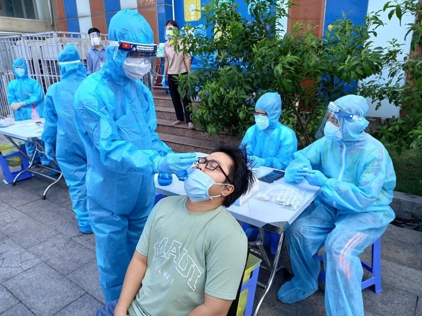 Nhân viên y tế lấy mẫu xét nghiệm Covid-19 cho người dân. Ảnh: minh họa