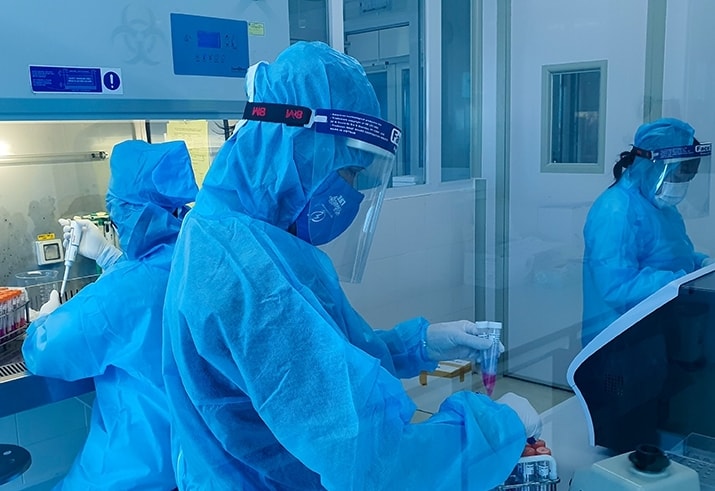 Nhân viên y tế lấy mẫu xét nghiệm Covid-19. Ảnh: minh họa