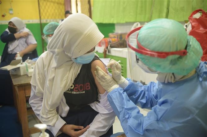 Người dân tiêm vaccine ngừa COVID-19 tại Jakarta, Indonesia, ngày 27/7/2021. Ảnh: THX