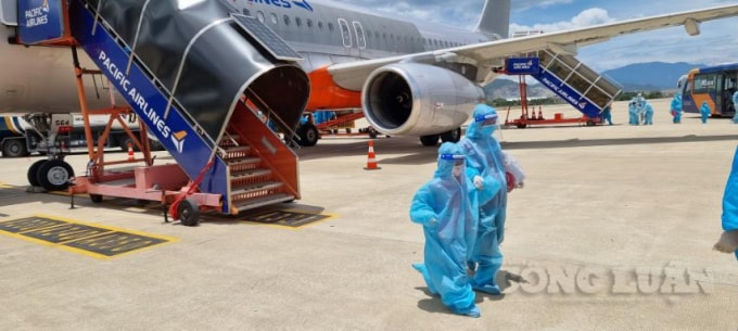 Người dân có hoàn cảnh đặc biệt khó khăn trên 2 chuyến bay trở về quê được hỗ trợ 100% chi phí vé, ăn ở và phí xét nghiệm trong thời gian cách ly