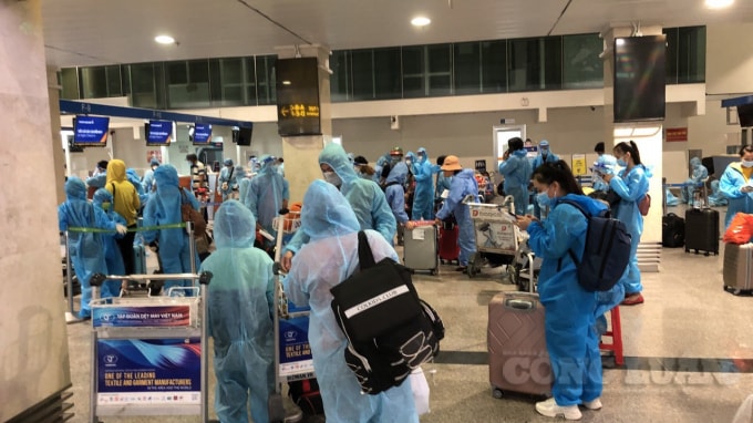 Người dân chờ làm thủ tục lên máy bay