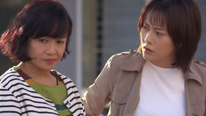 Bà Bích là mẹ nuôi của Nam và thực sự phân biệt cô với đứa con đẻ.