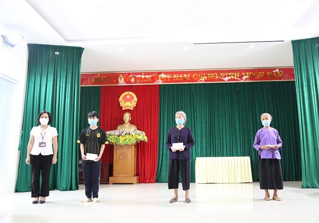 Người dân nhận tiền hỗ trợ tại quận Hà Đông. Ảnh: Phương Chi