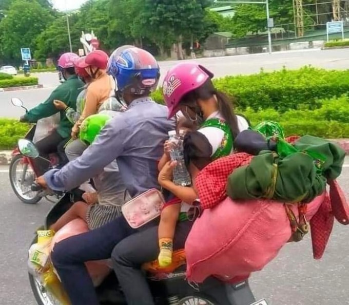 Công dân từ vùng dịch trở về quê bằng xe máy, nguy cơ lây nhiễm trong cộng đồng rất cao.