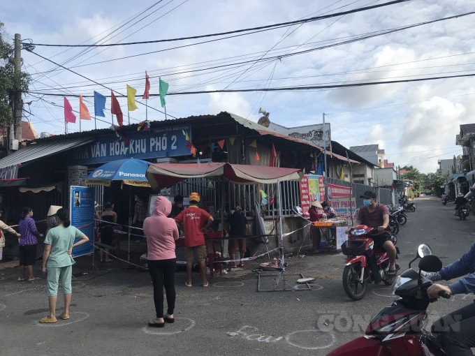 Người dân xếp hàng trước điểm bán hàng lưu động KP.2, phường Long Bình Tân, TP. Biên Hoà.