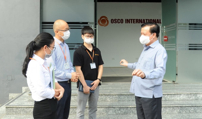 Bí thư Thành ủy HN Đinh Tiến Dũng kiểm tra công tác phòng, chống dịch Covid-19 tại huyện Hoài Đức. Ảnh: HNP