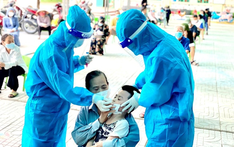 Hình ảnh nhân viên y tế lấy mẫu xét nghiệm diện rộng cho người dân huyện Quỳnh Lưu, Nghệ An. Ảnh: tienphong.vn