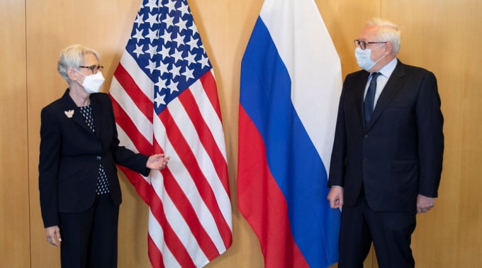 Thứ trưởng Ngoại giao Hoa Kỳ Wendy Sherman (trái) và Thứ trưởng Ngoại giao Nga Sergei Ryabkov gặp mặt trước cuộc họp tại cơ quan đại diện ngoại giao Hoa Kỳ ở Geneva, Thụy Sĩ ngày 28 tháng 7 năm 2021 - Ảnh: Phái đoàn Hoa Kỳ tại Geneva