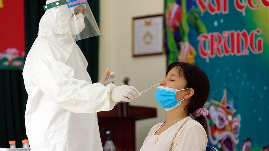 Hình ảnh nhân viên y tế lấy mẫu xét nghiệm Covid-19 cho người dân. Ảnh: minh họa