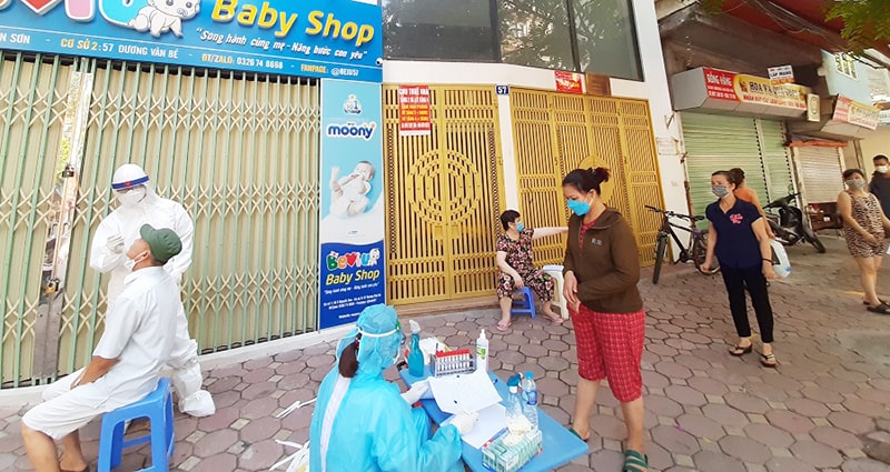 Hình ảnh nhân viên y tế lấy mẫu xét nghiệm Covid-19 cho người dân trên địa bàn Hà Nội. Ảnh: kinhtedothi
