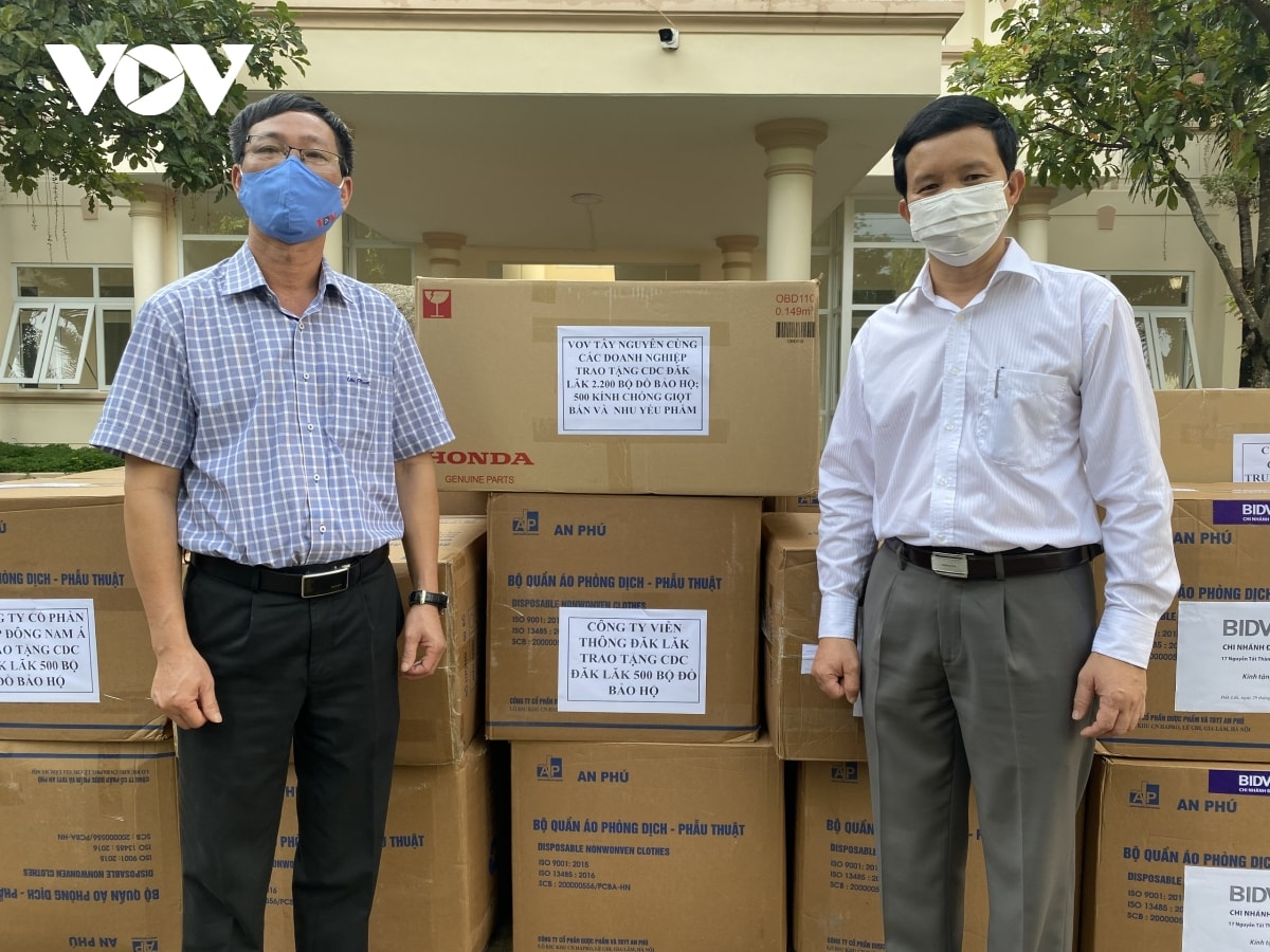 Đại diện VOV Tây Nguyên trao tặng thiết bị y tế cho CDC Đắk Lắk.