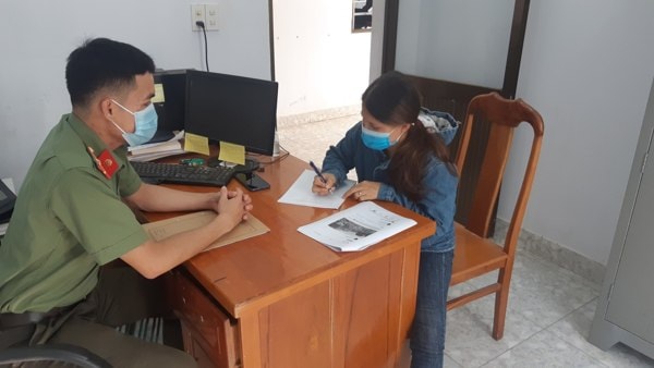 Lực lượng chức năng làm việc với bà N.T.L.