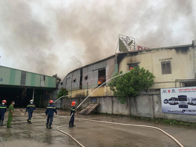 Vụ cháy không gây thiệt hại về người. Nhiều thiết bị và gỗ bên trong nhà xưởng cháy rụi, phần mái tôn biến dạng, đổ sập.