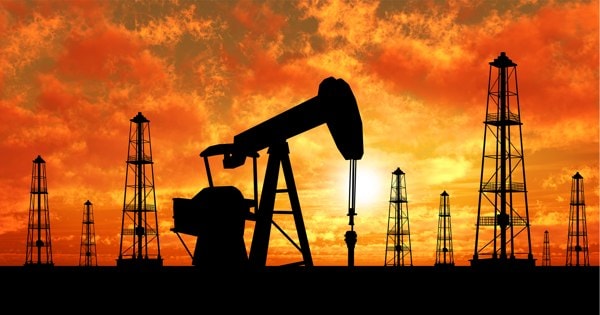 Theo Reuters, giá dầu sẽ giao dịch gần 70 USD/thùng trong nửa cuối năm 2021
