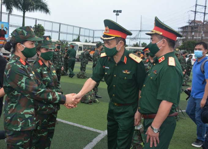 Lãnh đạo Tổng cục Hậu cần động viên cán bộ, chiến sĩ BV dã chiến số 5 lên đường nhận nhiệm vụ. (Ảnh: BQP)