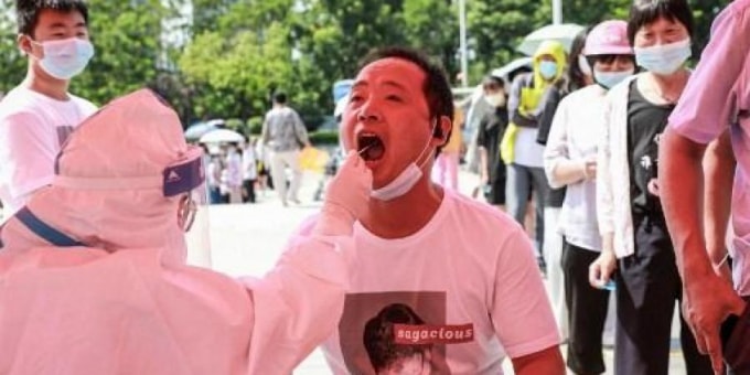 Một người dân Trung Quốc được xét nghiệm COVID-19. Ảnh: AFP