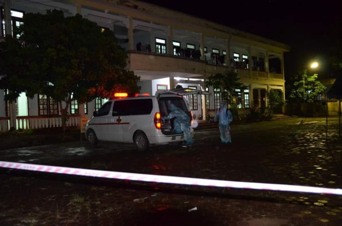 CDC Thanh Hóa chuyển bệnh nhân tại huyện Thường Xuân về Bệnh viện Phổi điều trị. Ảnh: CDC Thanh Hóa