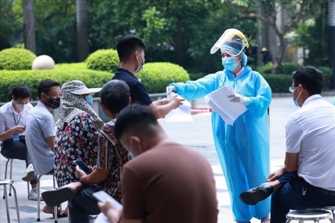 Lấy mẫu xét nghiệm test nhanh cho người nhà bệnh nhân. Ảnh: Hải Nguyễn