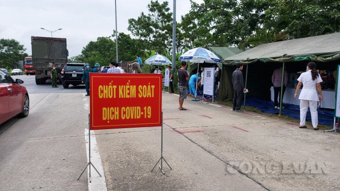 Chốt kiểm soát phương tiện vào tỉnh Phú Thọ.