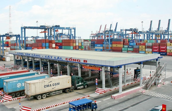 Lượng container tồn bãi tại cảng Cát Lái hiện đã chạm ngưỡng 100% công suất, nhân sự làm việc giảm một nửa, khiến cảng có nguy cơ gián đoạn hoạt động. Ảnh minh họa