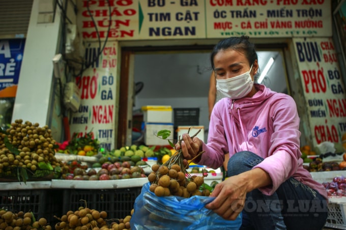Chị Hoàng Thị Hà (chủ quán bún miến, nằm trên đường Nghĩa Tân, quận Cầu Giấy) cho hay, gần nửa tháng nay gia đình chị đã chuyển đổi đầu tư từ quán ăn qua bán hoa quả để giảm thiểu thiệt hại kinh doanh trong mùa dịch.