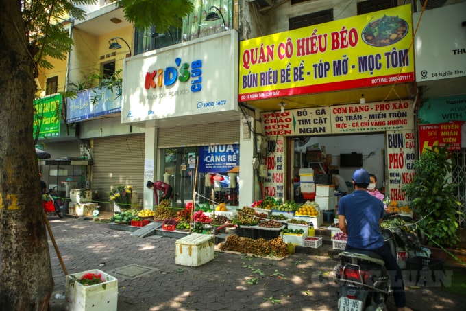 Để đảm bảo phòng chống dịch bệnh, các chủ hàng quán ở đây đã căng dây giữ khoảng cách với người mua hàng.