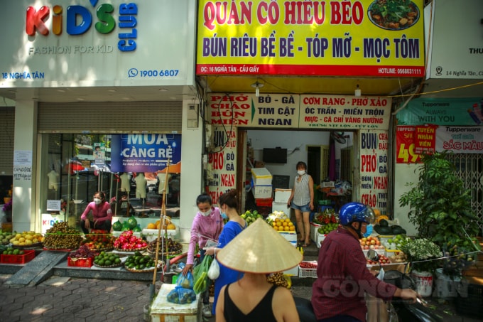Ghi nhận của PV những ngày này, quanh khu chợ Nghĩa Tân (Cầu Giấy, Hà Nội) nhiều cửa hàng ăn, bún phở…, đã tận dụng mặt bằng sẵn có để chuyển sang bán thực phẩm hàng thiết yếu trong mùa dịch.