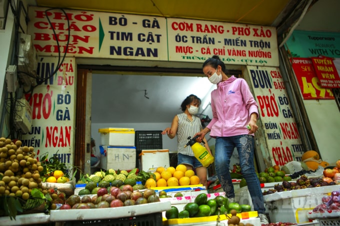 Vì thay đổi từ bán hàng ăn sang bán hoa quả nên trước khi chuyển qua kinh doanh mặt hàng thiết yếu trong mùa dịch chị Hà cũng đã phải tìm hiểu rất kỹ lưỡng để thích ứng nhu cầu của thị trường.
