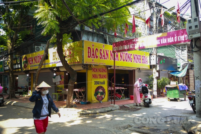 Một cửa hàng nem nướng đã phải chuyển đổi từ bán nem sang bán thịt lợn.