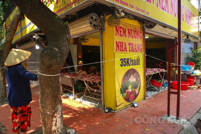 Theo chia sẻ của chủ quán nem nướng cho hay, công việc bán nem nướng đem lại nguồn thu ổn định giúp chị trang trải cuộc sống hàng ngày. Nhưng kể từ khi dịch bệnh ảnh hưởng, nguồn thu nhập từ cửa hàng nem nướng trở nên thất thu.
